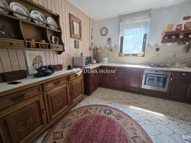 Eladó családi ház, Pécsett 149.9 M Ft, 6 szobás