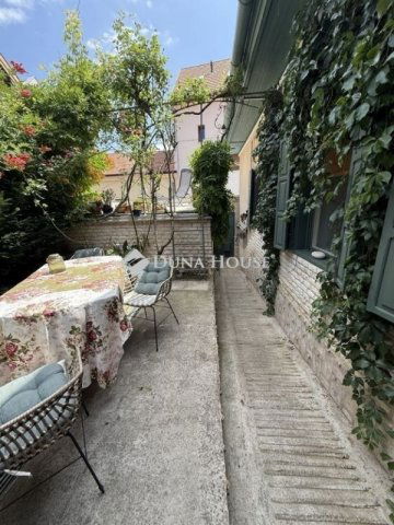 Eladó családi ház, Pécsett 99.9 M Ft, 4 szobás