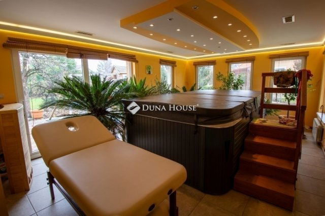 Eladó családi ház, Szegeden 409 M Ft, 6 szobás