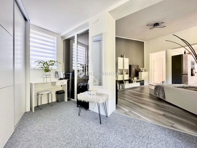 Eladó családi ház, Pécsett 115 M Ft, 4 szobás