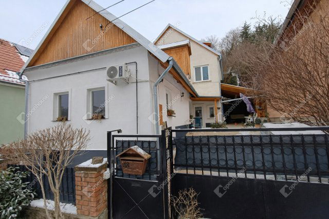 Eladó családi ház, Sopronban 105 M Ft, 8 szobás