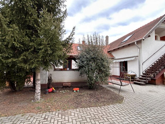Eladó családi ház, Komáromban 69 M Ft, 7 szobás