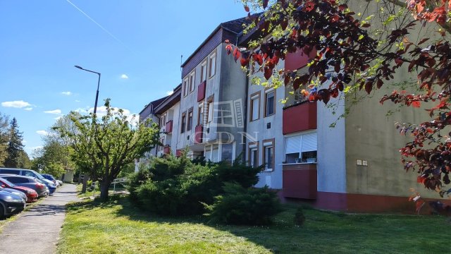 Eladó téglalakás, Keszthelyen 56.5 M Ft, 4 szobás