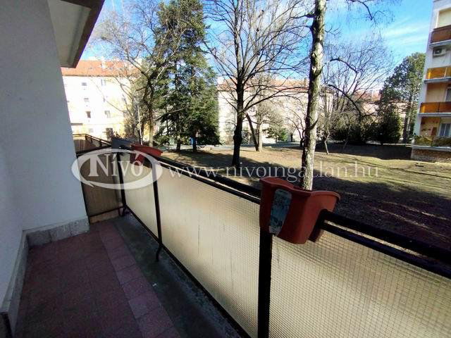 Eladó téglalakás, Veszprémben 45 M Ft, 1 szobás