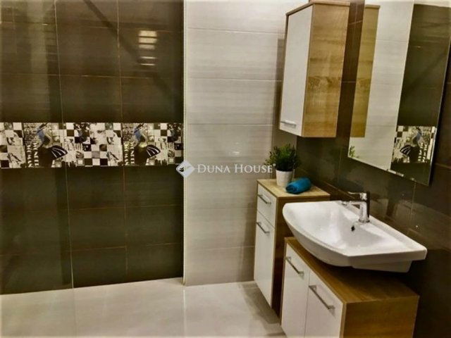 Eladó téglalakás, Pécsett 75 M Ft, 3 szobás