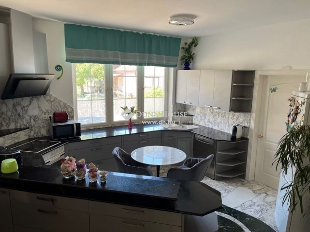 Eladó családi ház, Dabason 249 M Ft, 8 szobás