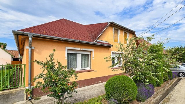 Eladó családi ház, Dunaharasztin 108.99 M Ft, 7 szobás