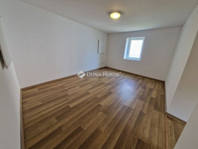 Eladó családi ház, Baján 23.5 M Ft, 4 szobás