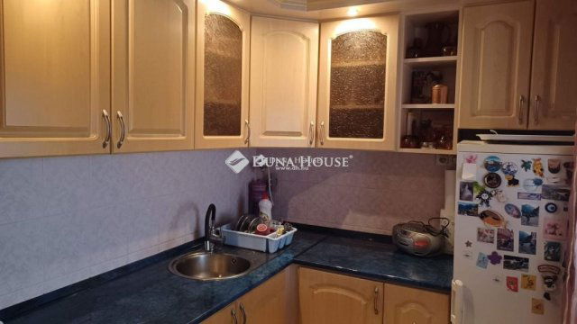 Kiadó panellakás, albérlet, Pécsett, Nagy Imre úton, 3 szobás