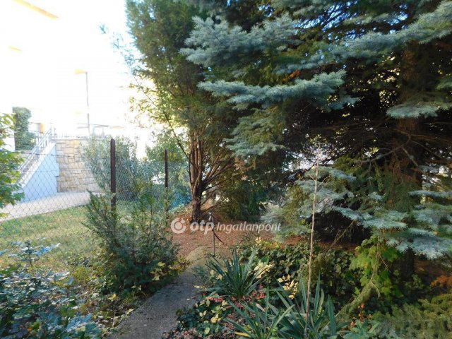 Eladó családi ház, Pécsett 329 M Ft, 9 szobás