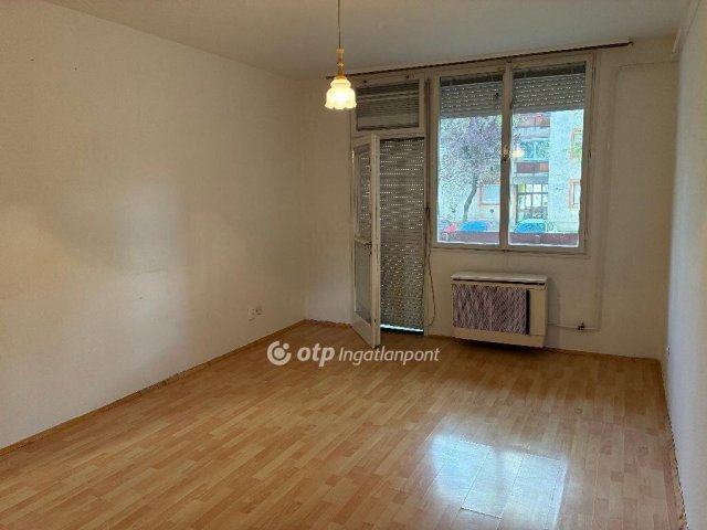 Eladó panellakás, Békésen 24 M Ft, 2 szobás