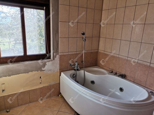 Eladó családi ház, Komáromban 53 M Ft, 5 szobás