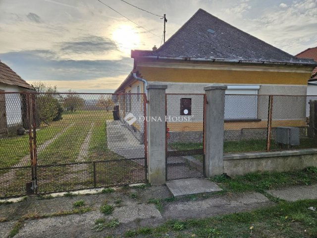 Eladó családi ház, Nyalkán 30 M Ft, 2 szobás