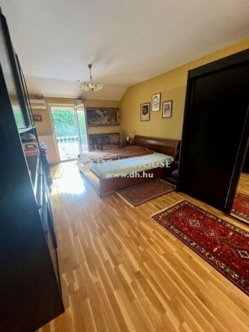 Eladó családi ház, Pécsett 177 M Ft, 6 szobás