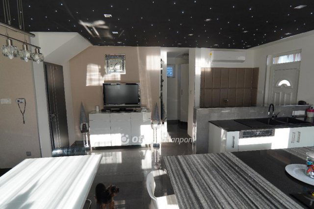 Eladó családi ház, Ercsiben 215 M Ft, 4 szobás