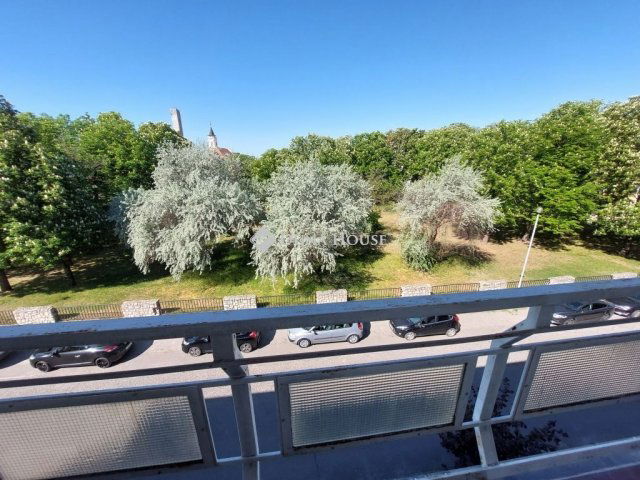 Eladó téglalakás, Baján 59.99 M Ft, 4 szobás