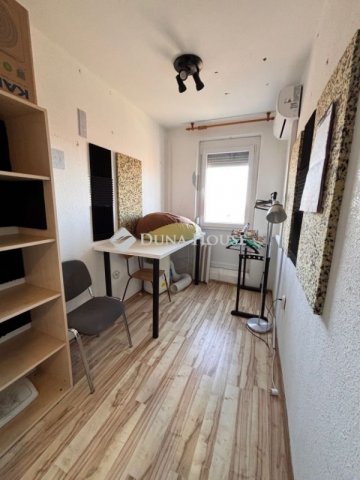 Kiadó panellakás, albérlet, Pécsett 170 E Ft / hó, 3 szobás