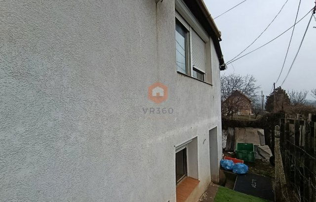 Eladó családi ház, Pécsett 24.9 M Ft, 1+1 szobás