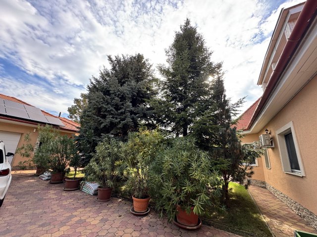 Eladó családi ház, Szegeden 420 M Ft, 6 szobás