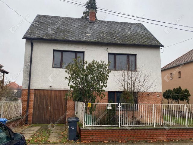 Eladó családi ház, Csornán 65 M Ft, 4 szobás