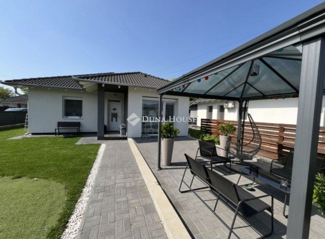 Eladó családi ház, Szigetszentmiklóson 119.9 M Ft, 5 szobás