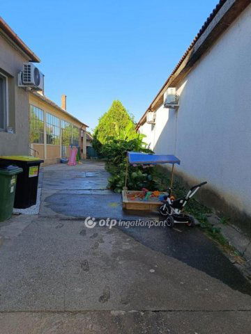 Eladó családi ház, Újpetrén 40 M Ft, 8 szobás