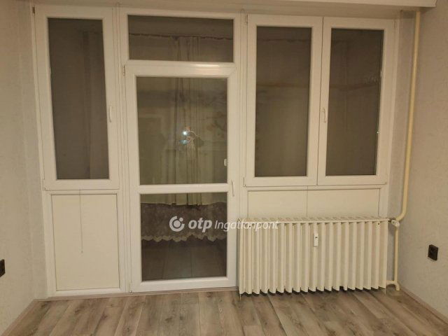 Eladó panellakás, Pécsett 56.8 M Ft, 3 szobás