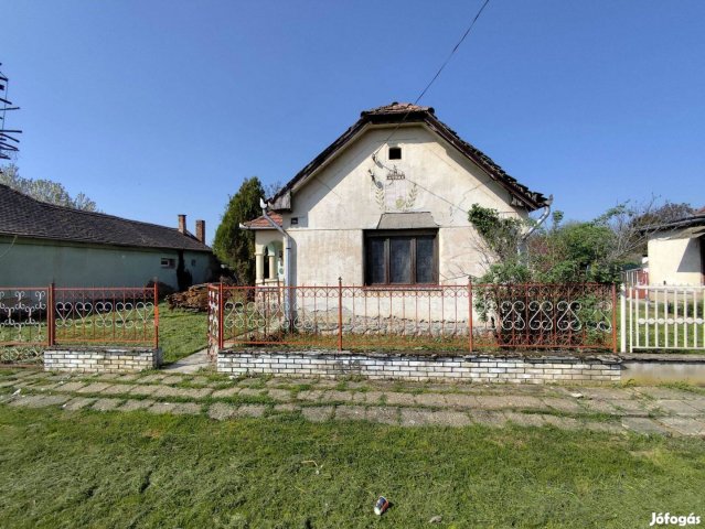 Eladó családi ház, Dombóváron 9.9 M Ft, 3 szobás