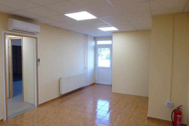 Kiadó iroda, Pécsett, Megyeri úton 239 E Ft / hó, 3 szobás