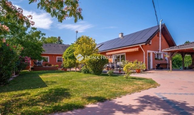 Eladó családi ház, Szigetszentmiklóson 230 M Ft, 5 szobás