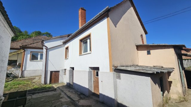 Kiadó családi ház, albérlet, Komlón 300 E Ft / hó, 4+1 szobás