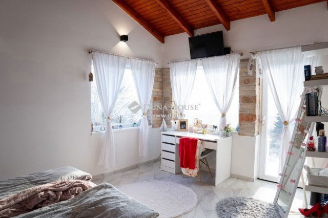 Eladó családi ház, Szentendrén 215 M Ft, 6 szobás