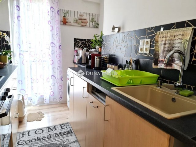 Eladó panellakás, Pécsett, Kodály Zoltán utcában 59.9 M Ft