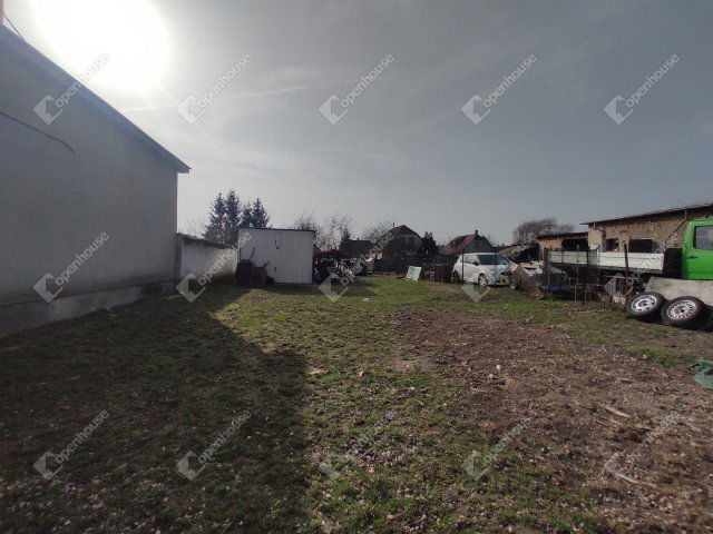 Eladó családi ház, Komáromban 23 M Ft, 2 szobás
