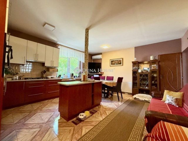 Eladó családi ház, Kecskeméten 149.9 M Ft, 9 szobás