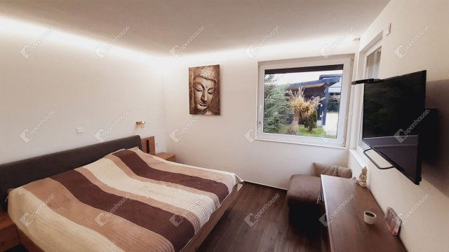 Eladó családi ház, Ajkán 299 M Ft, 5 szobás