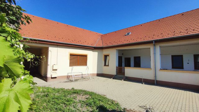 Eladó családi ház, Szekszárdon, Kossuth Lajos utcában 69 M Ft