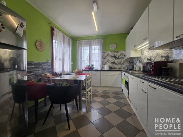 Eladó családi ház, Hódmezővásárhelyen 82 M Ft, 5+1 szobás