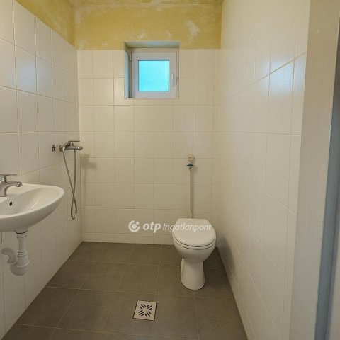 Eladó családi ház, Zsámbékon 61 M Ft, 5 szobás