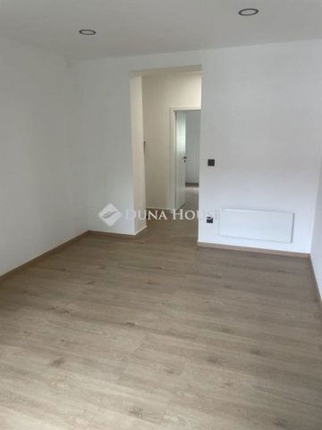 Eladó téglalakás, Pécsett 64.9 M Ft, 2 szobás