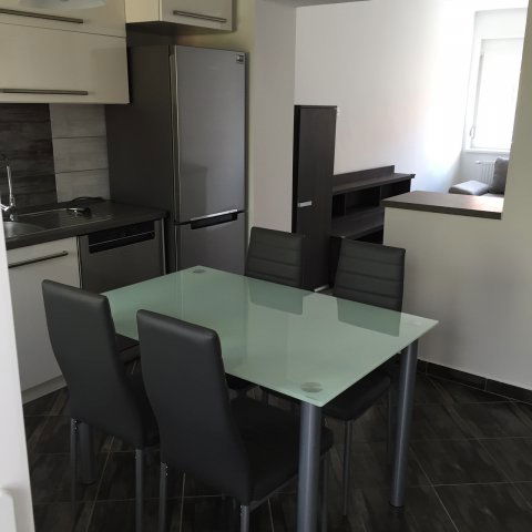 Kiadó téglalakás, albérlet, Pécsett, Petőfi utcában, 3 szobás