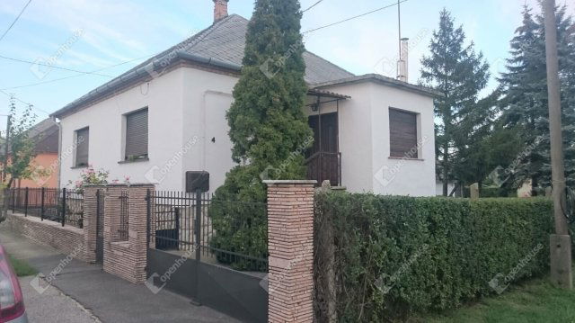 Eladó családi ház, Bábolnán 43.9 M Ft, 3 szobás