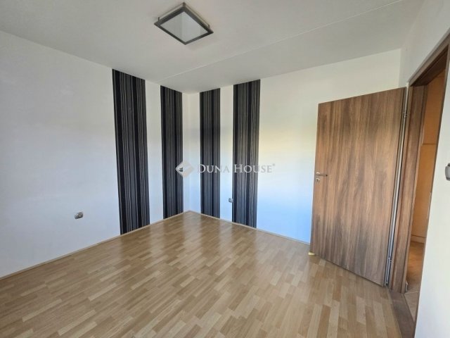 Eladó panellakás, Pécsett 52 M Ft, 2 szobás
