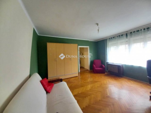Kiadó téglalakás, albérlet, Pécsett 160 E Ft / hó, 2 szobás