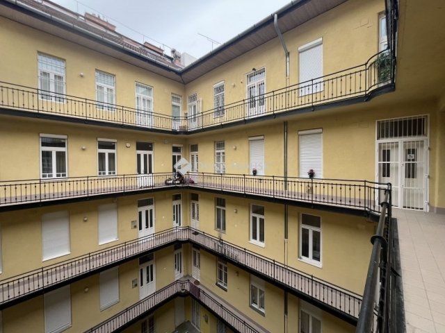 Eladó téglalakás, Budapesten, V. kerületben 89.9 M Ft, 1 szobás