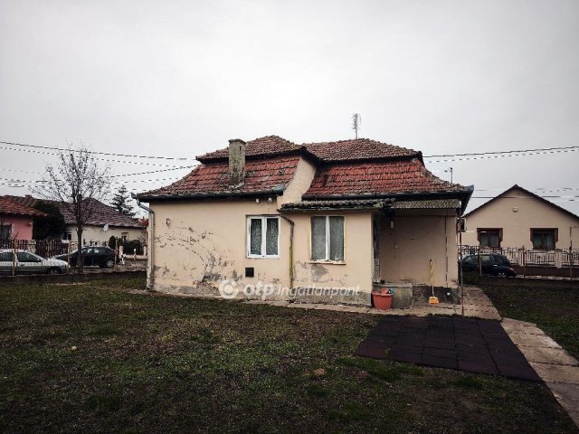 Eladó családi ház, Szolnokon 49 M Ft, 2 szobás