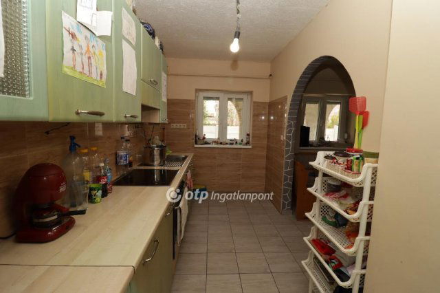 Eladó családi ház, Tasson 33 M Ft, 4 szobás