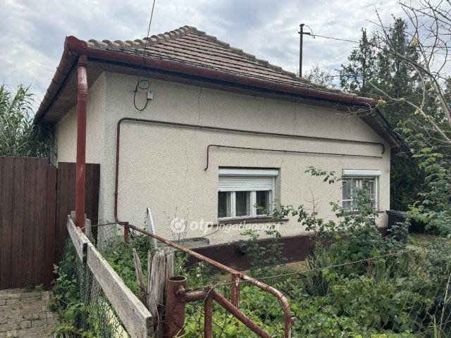 Eladó családi ház, Tiszafüreden 18 M Ft, 2 szobás