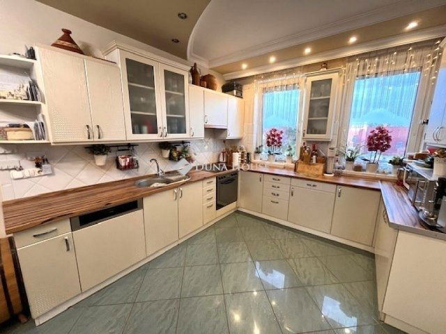 Eladó téglalakás, Kecskeméten 99.5 M Ft, 6 szobás