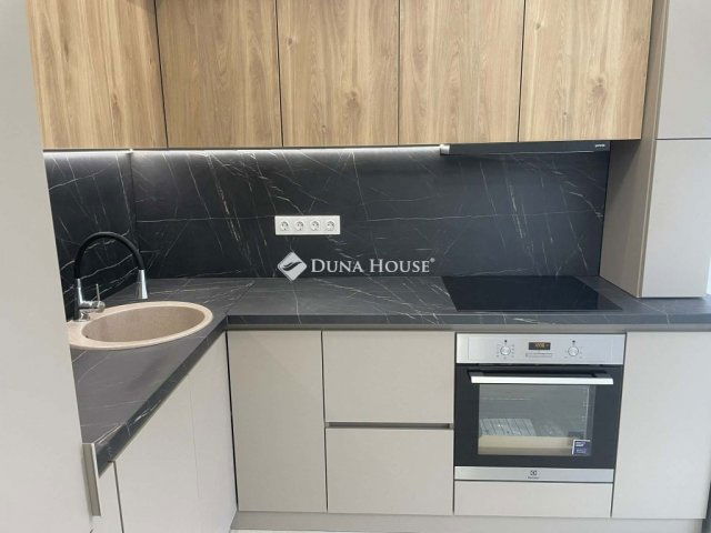 Eladó panellakás, Pécsett 59.9 M Ft, 3 szobás